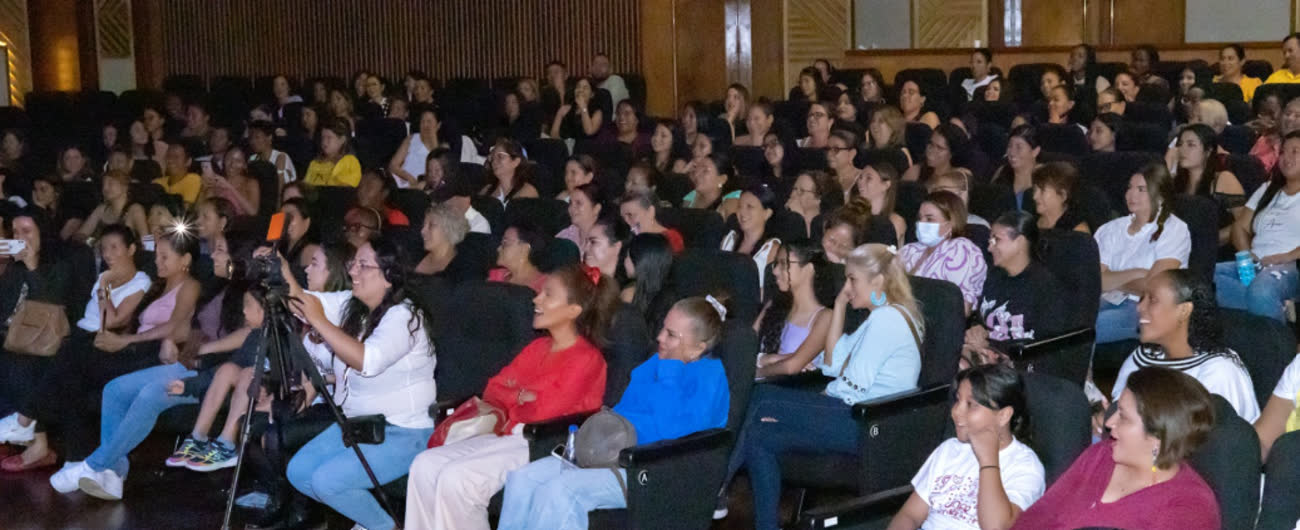 Auditorio lleno de mujeres en una conferencia de Lina Hernández