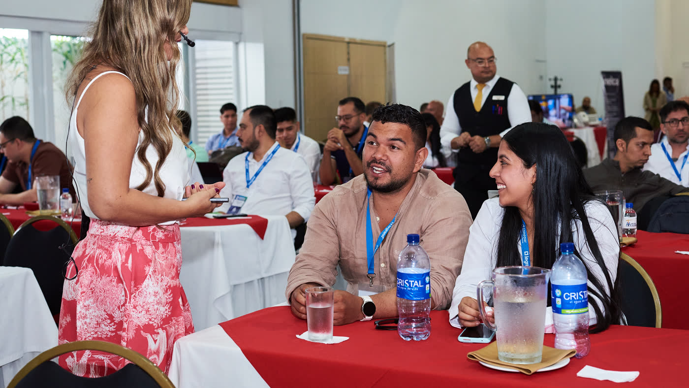 Lina Hernández acompañando a participantes durante un taller